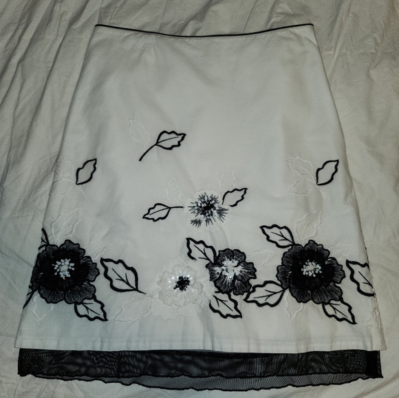Bianca Nygard black and white skirt with sequined flower applicaes size 14 - Picture 5 of 13